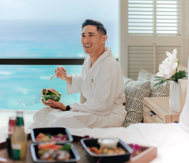 食事をする男性
