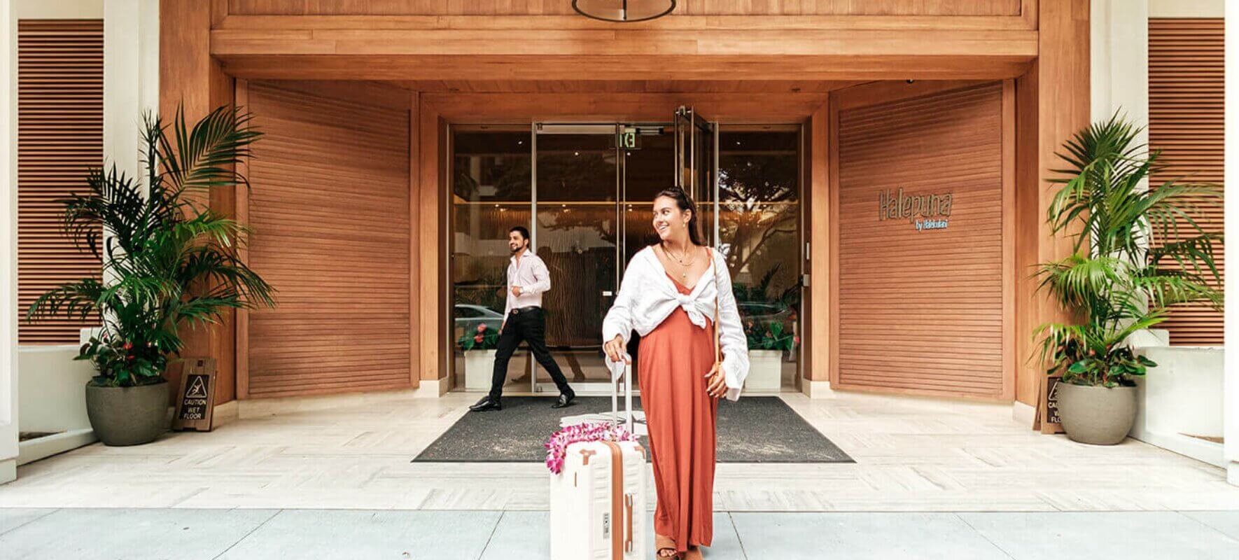 旅行者が歩くハレプナのエントランス