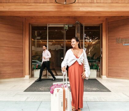 旅行者が歩くハレプナのエントランス